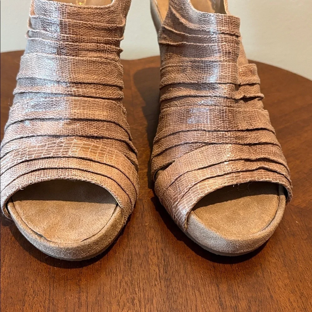 Aerosoles  open toe sling back shoe/wedge heel  tan sparkly leather/suede size 9 - Picture 2 of 14